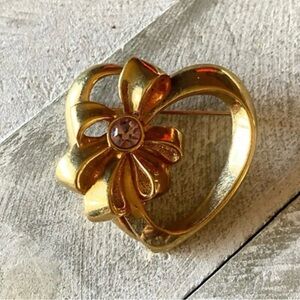 Vintage Avon Gold heart pin